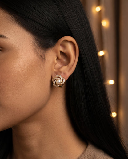 Boucles d’Oreilles Raffinées en Spirale avec Perles Brillantes – photo lifestyle 3
