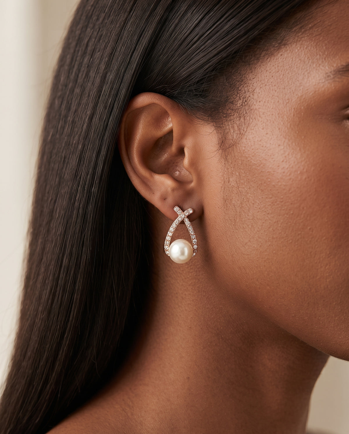 Boucles d’Oreilles Perles et Cristaux Brillants – photo lifestyle 1