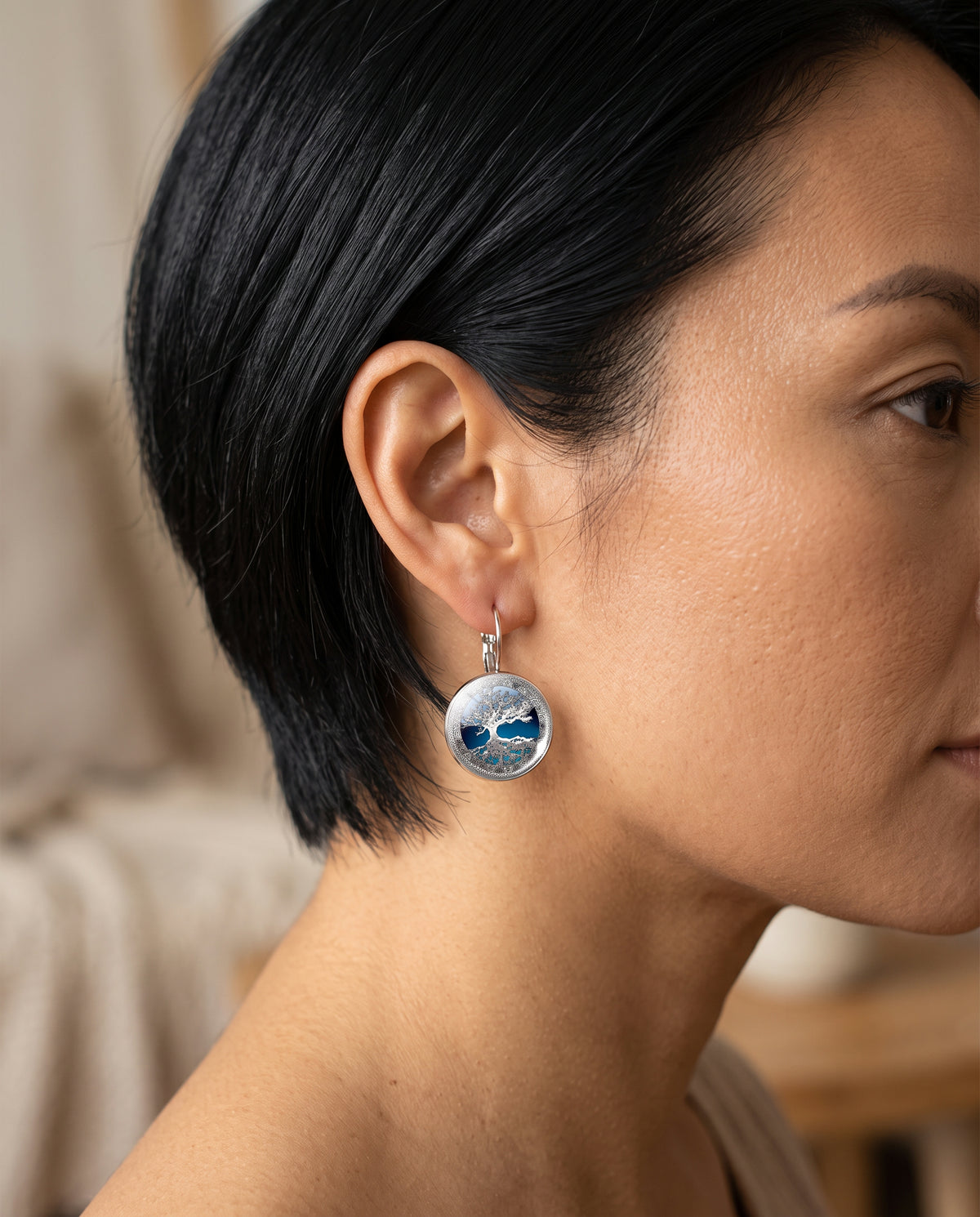 Boucles d’Oreilles Raffinées Motif Arbre de Vie en Argent – photo lifestyle 1