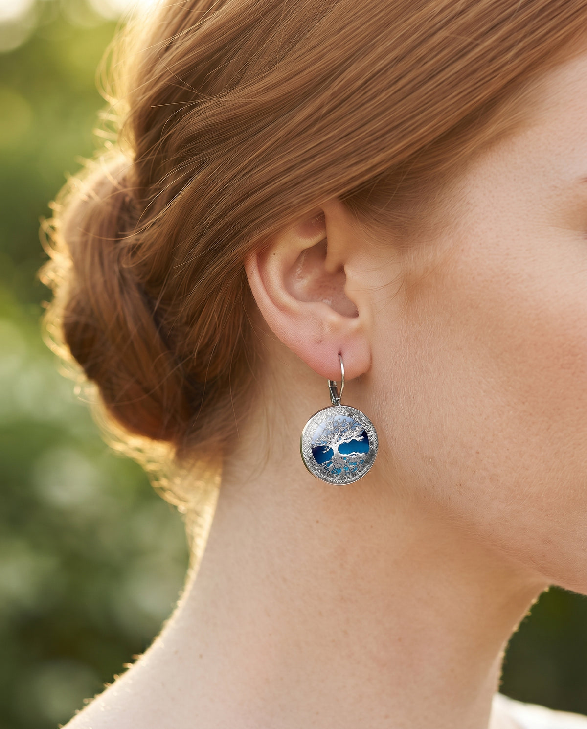 Boucles d’Oreilles Raffinées Motif Arbre de Vie en Argent – photo lifestyle 2