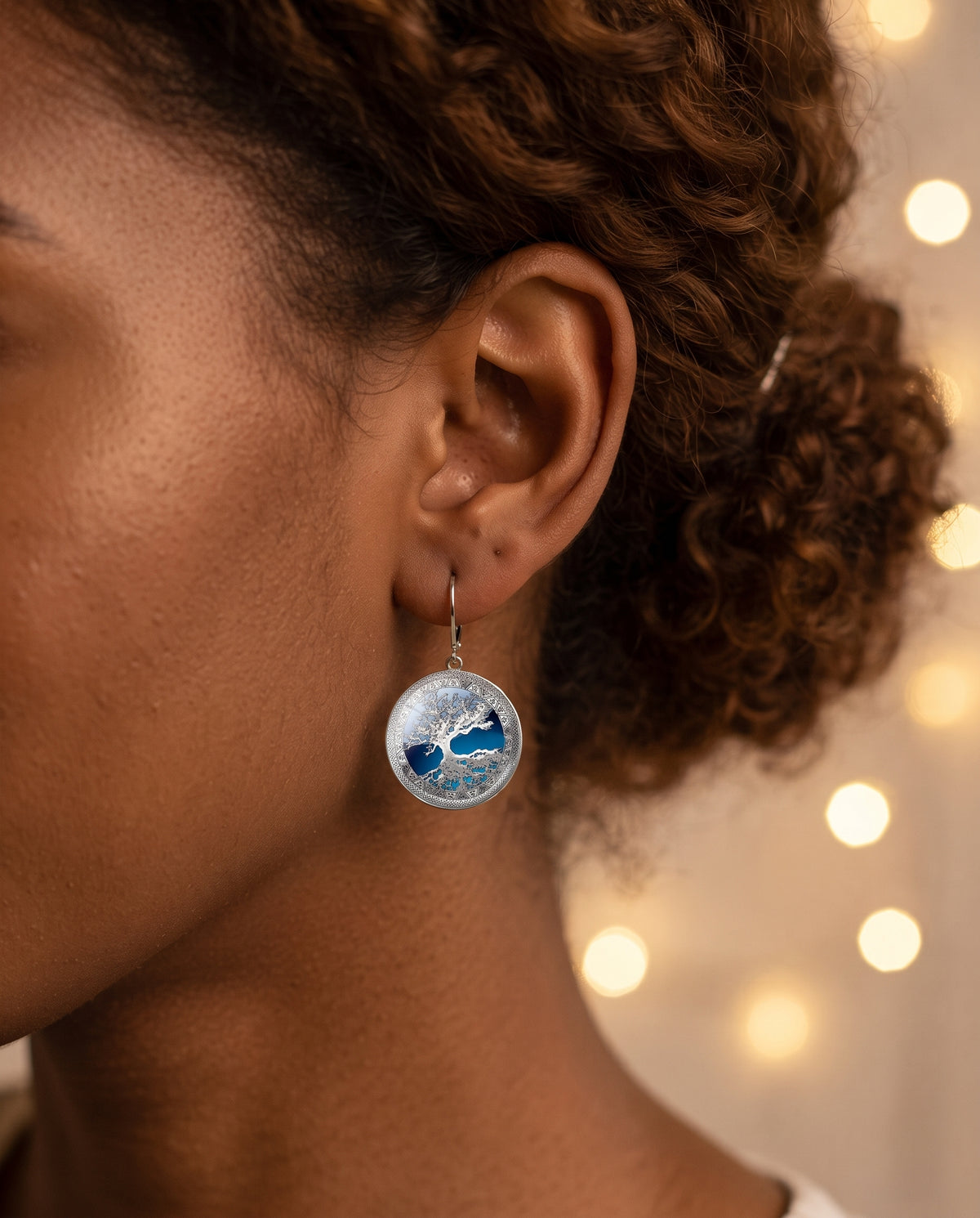 Boucles d’Oreilles Raffinées Motif Arbre de Vie en Argent – photo lifestyle 3
