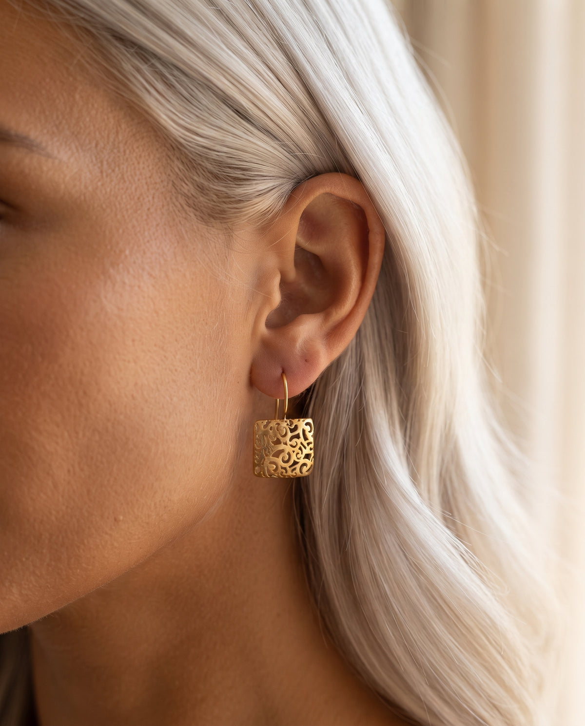 Boucles d’Oreilles Dorées en Motif Lierre – photo lifestyle 1