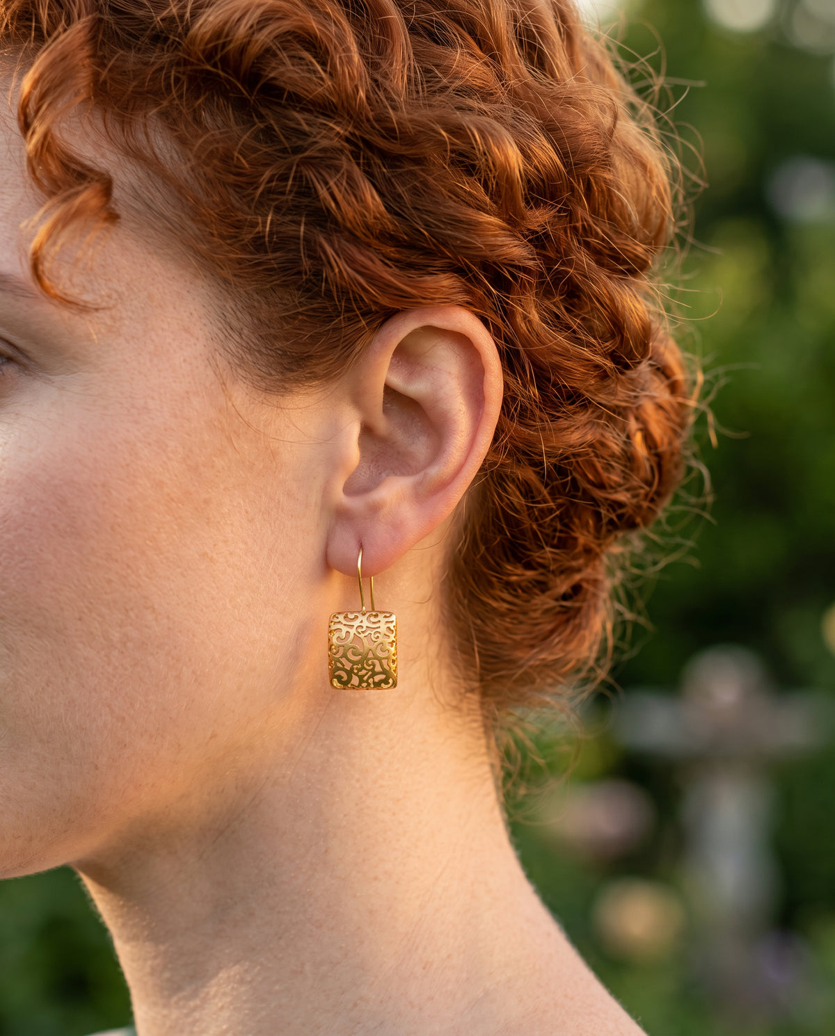 Boucles d’Oreilles Dorées en Motif Lierre – photo lifestyle 2