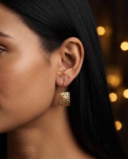 Boucles d’Oreilles Dorées en Motif Lierre – photo lifestyle 3