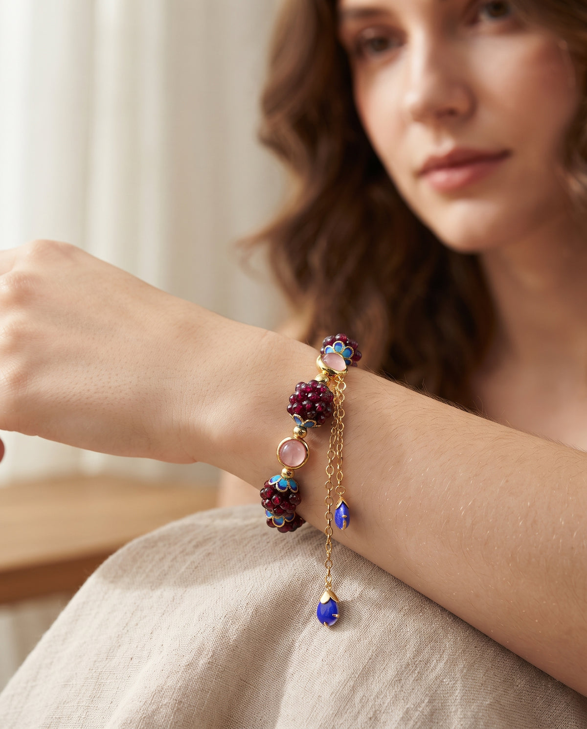 Bracelet Orné d’une Pierre de Grenat Naturelle – photo lifestyle 1