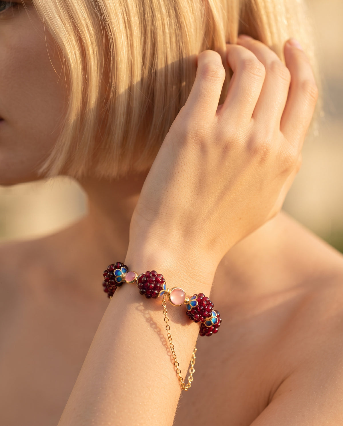 Bracelet Orné d’une Pierre de Grenat Naturelle – photo lifestyle 3
