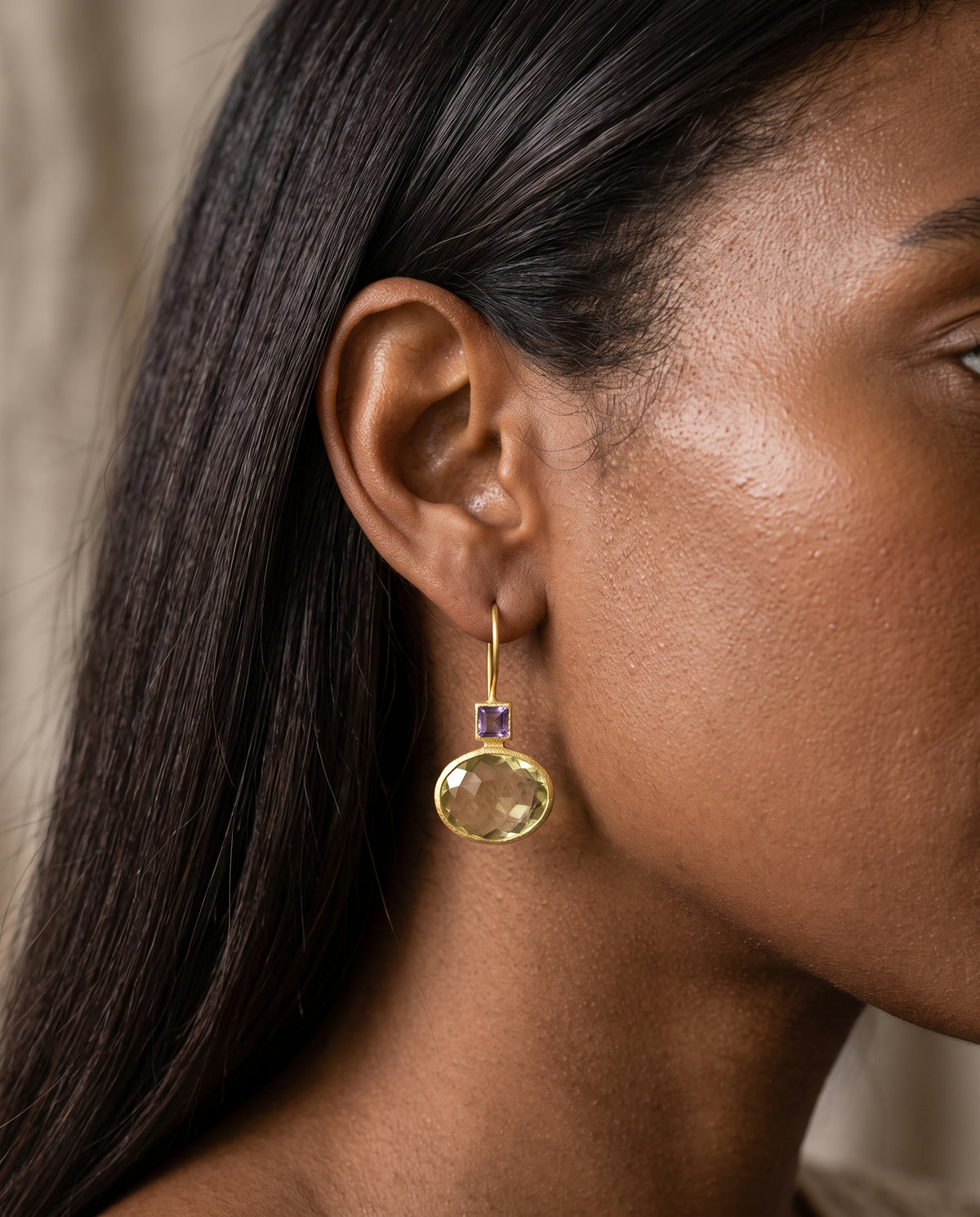 Boucles d’Oreilles Vintage Serties de Cristaux Vert Doré – photo lifestyle 1