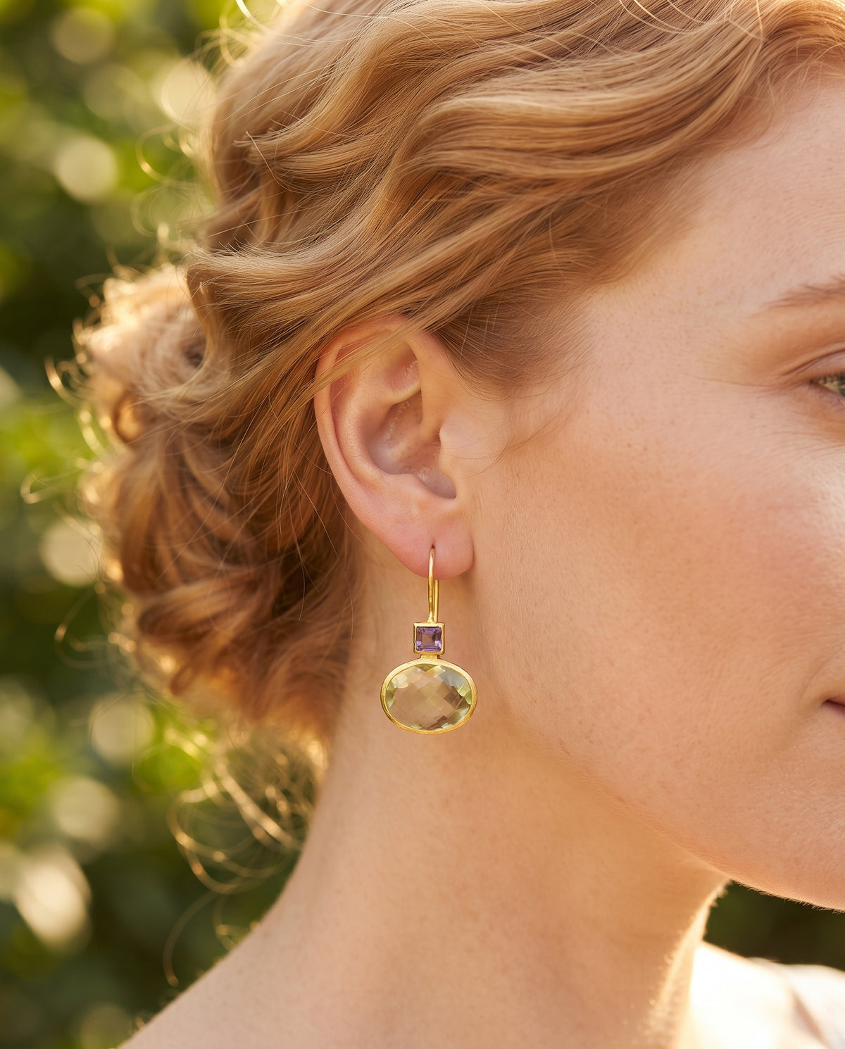 Boucles d’Oreilles Vintage Serties de Cristaux Vert Doré – photo lifestyle 2