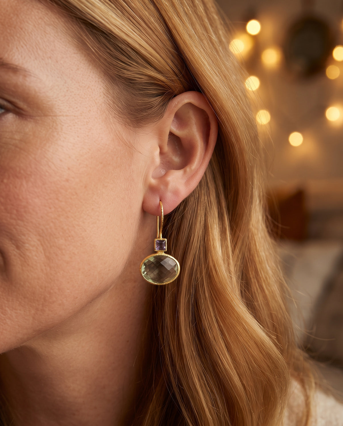 Boucles d’Oreilles Vintage Serties de Cristaux Vert Doré – photo lifestyle 3