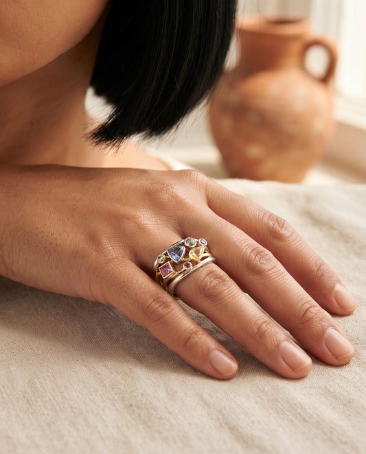 Bague Vintage aux Zircones Multicolores – photo lifestyle 1