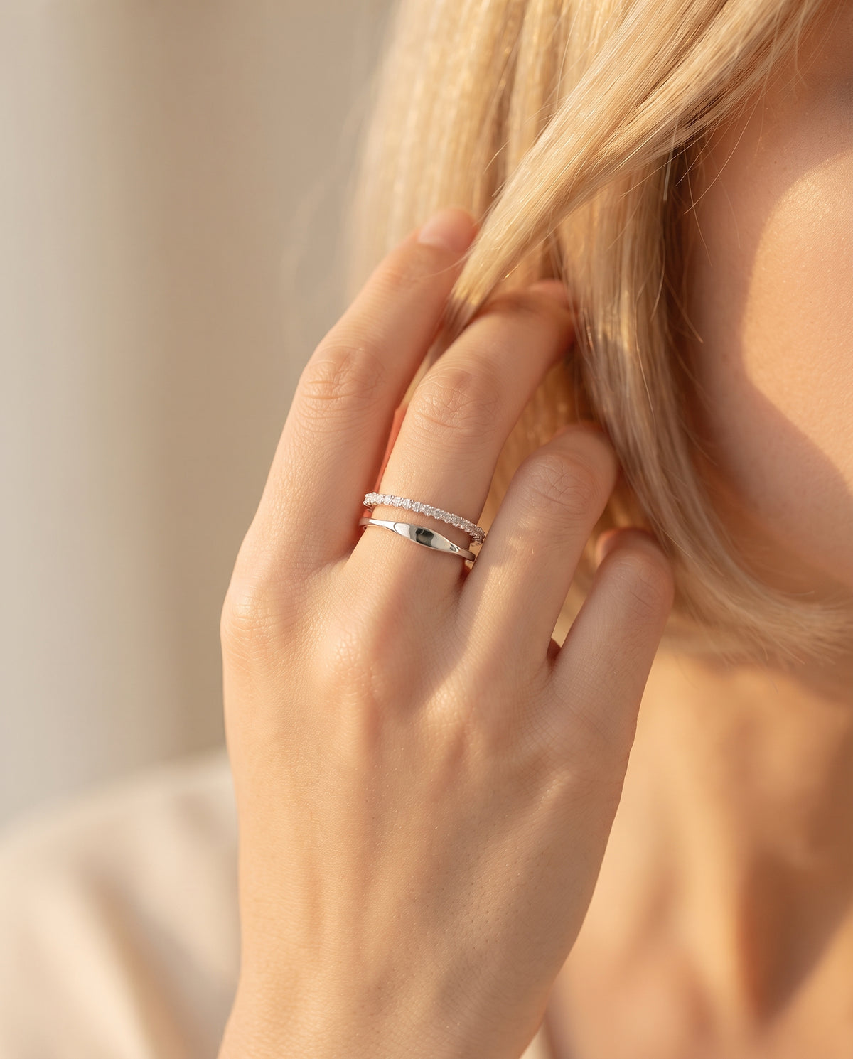 Bague Ajustable en Argent Sertie de Zircons – photo lifestyle 3