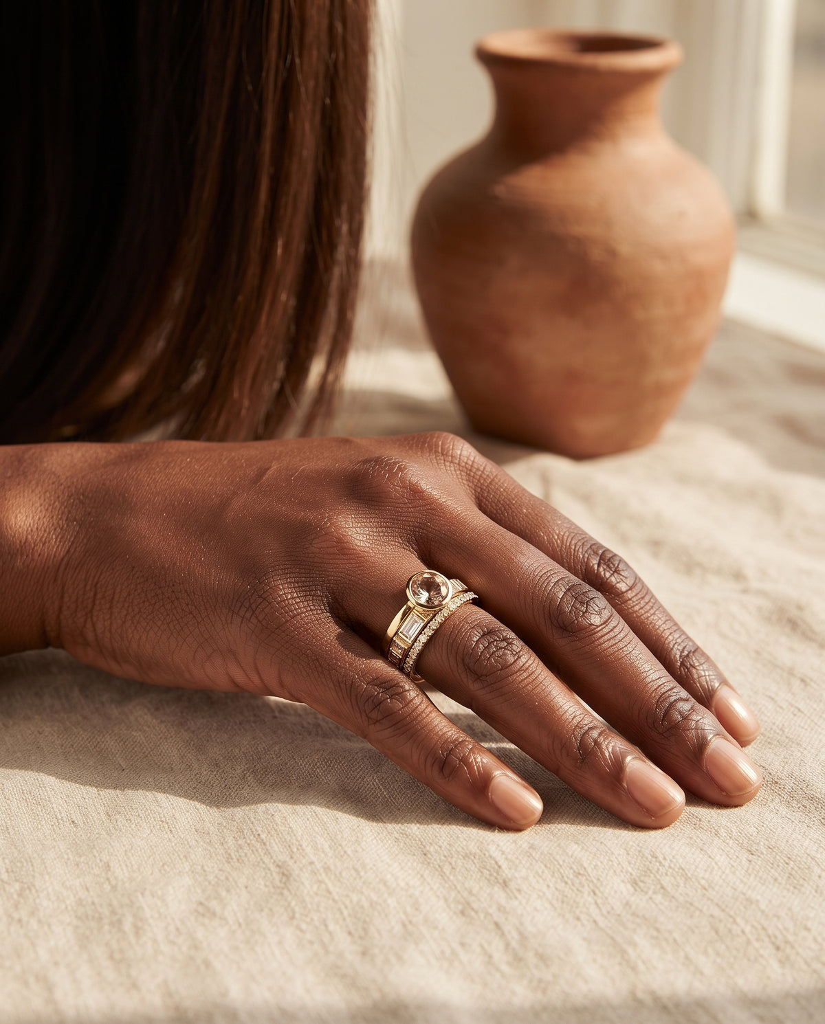 Bague Vintage Ornée d’un Zirconium Doré – photo lifestyle 1