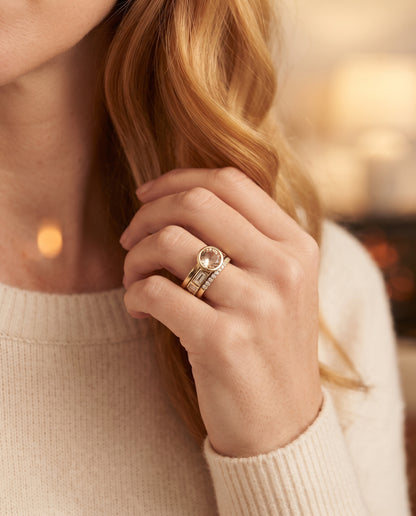 Bague Vintage Ornée d’un Zirconium Doré – photo lifestyle 2