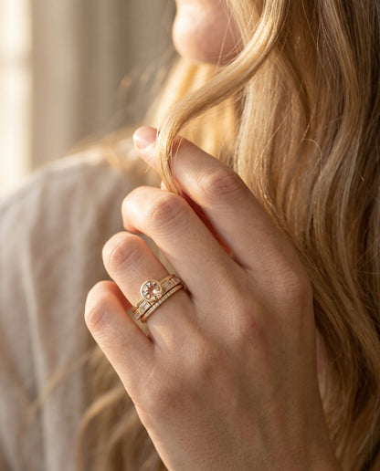 Bague Vintage Ornée d’un Zirconium Doré – photo lifestyle 3