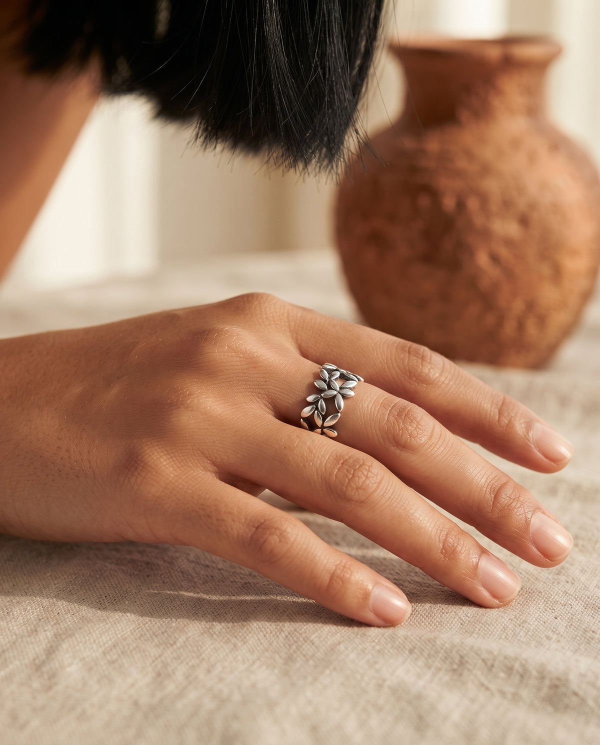Bague Vintage en Argent Motif Feuille – photo lifestyle 1