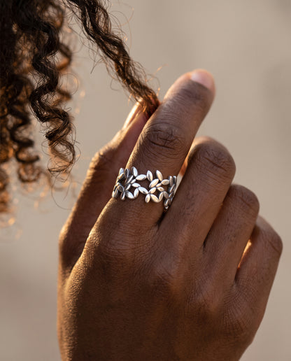 Bague Vintage en Argent Motif Feuille – photo lifestyle 3