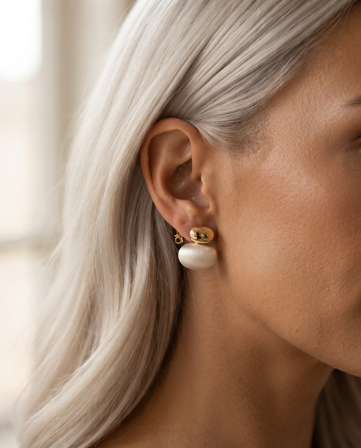 Boucles d’Oreilles Ovales en Or Ornées de Perles – photo lifestyle 1