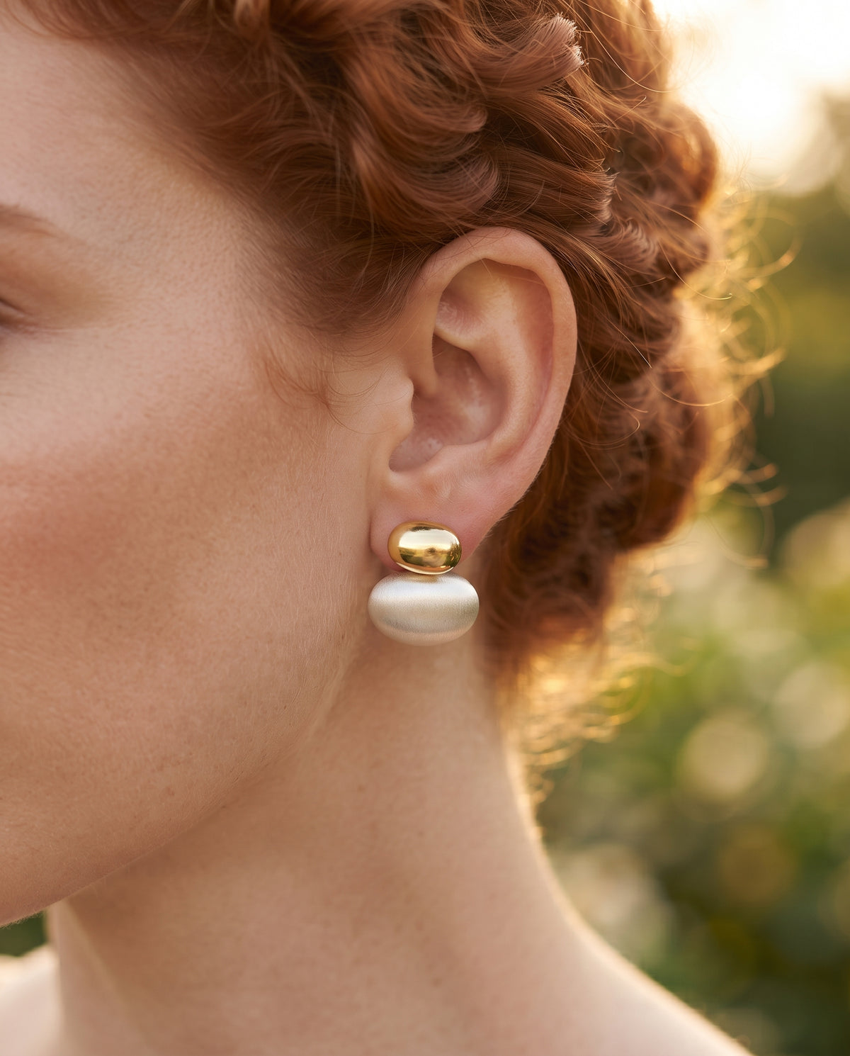 Boucles d’Oreilles Ovales en Or Ornées de Perles – photo lifestyle 2