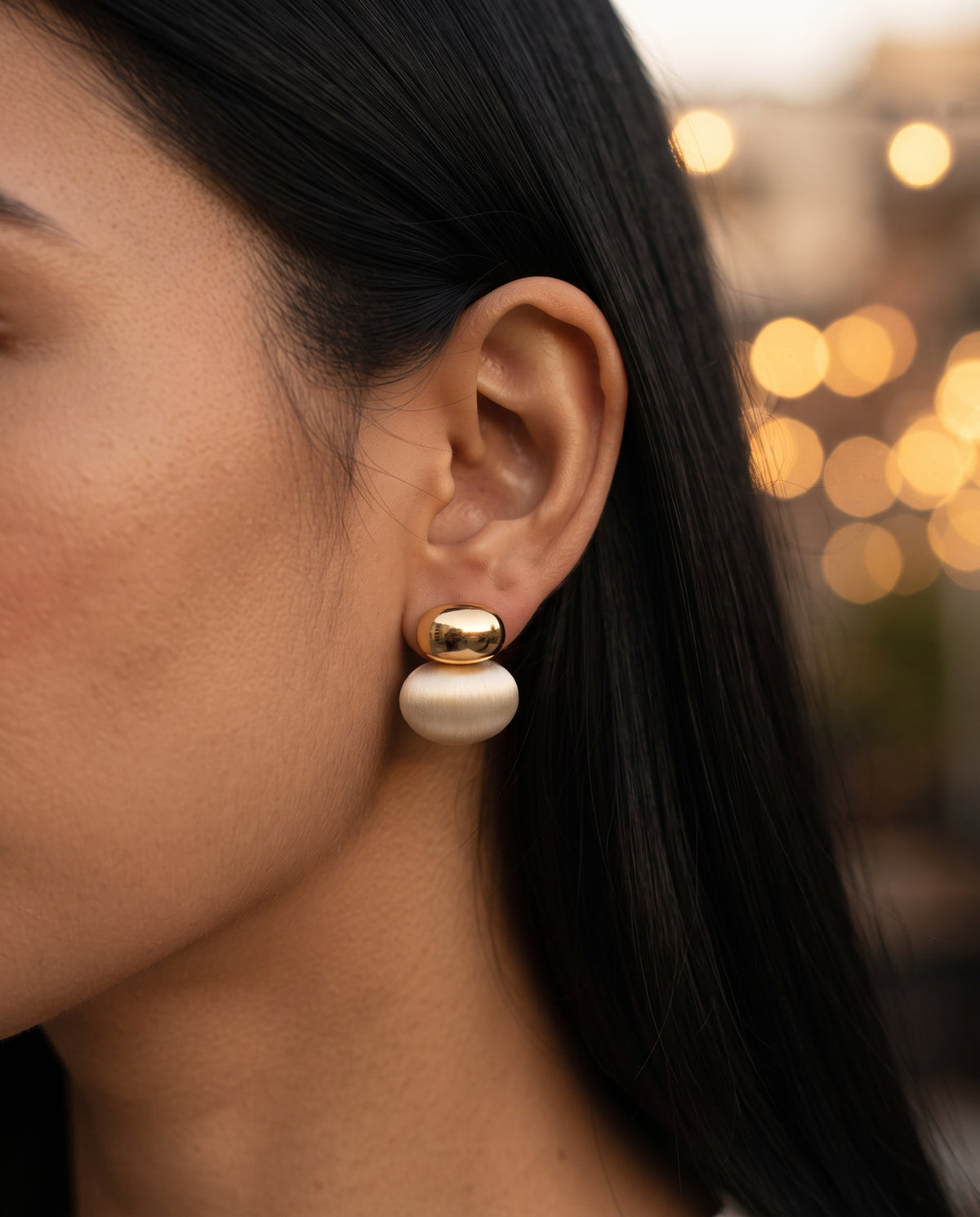Boucles d’Oreilles Ovales en Or Ornées de Perles – photo lifestyle 3