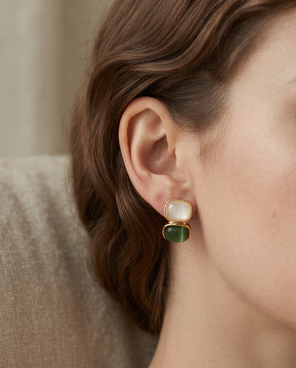 Boucles d’Oreilles en Or Serties de Pierres Blanches et Vertes – photo lifestyle 1