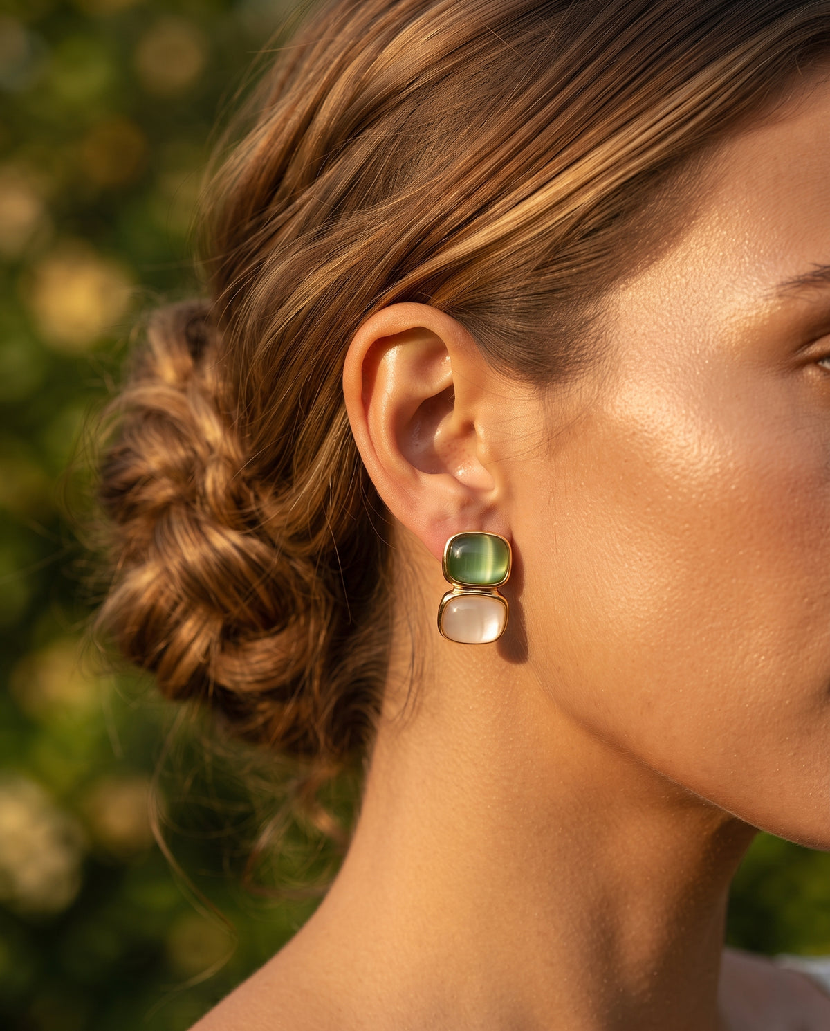 Boucles d’Oreilles en Or Serties de Pierres Blanches et Vertes – photo lifestyle 2