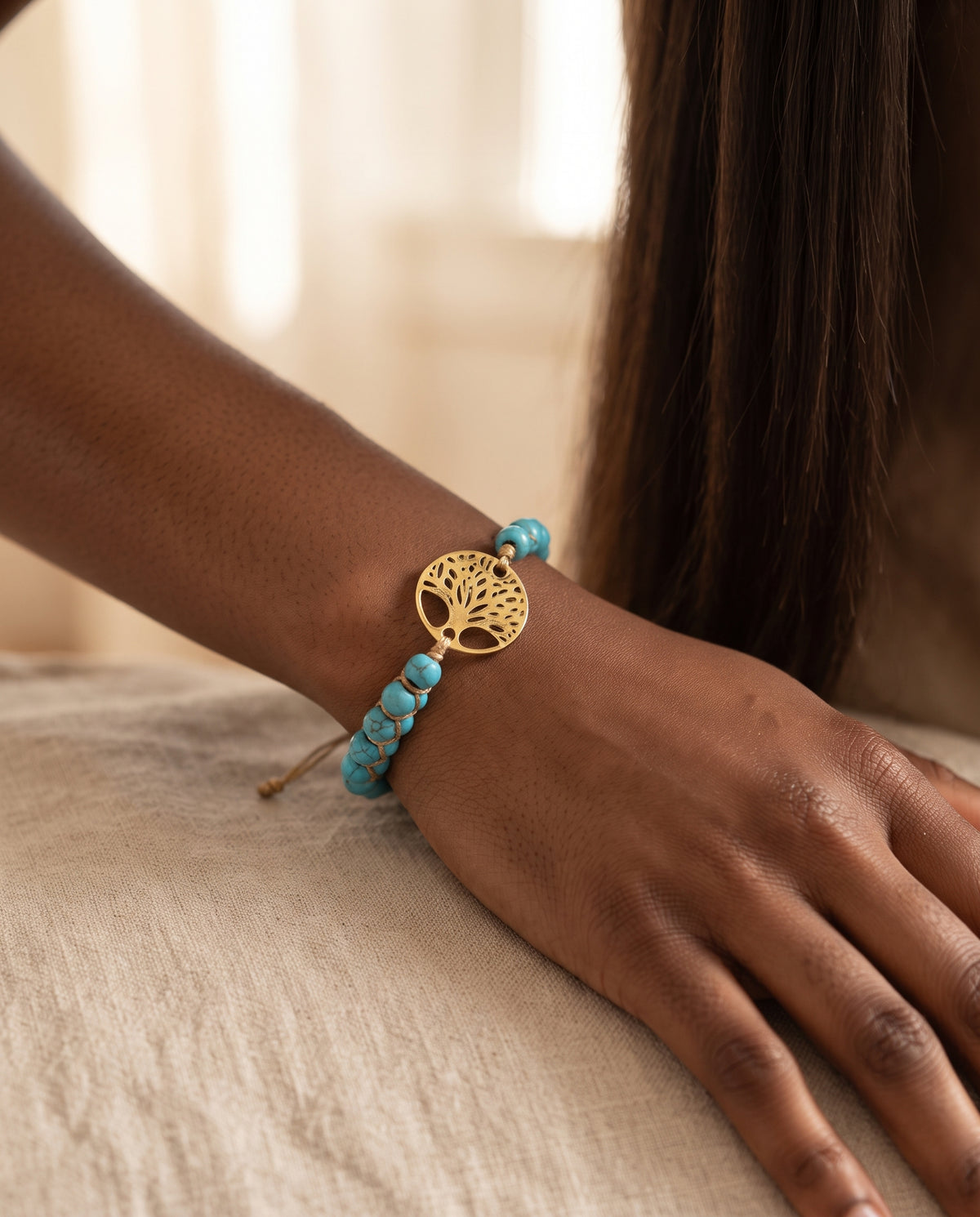 Bracelet Arbre de Vie Artisan avec Pierre Turquoise – photo lifestyle 1
