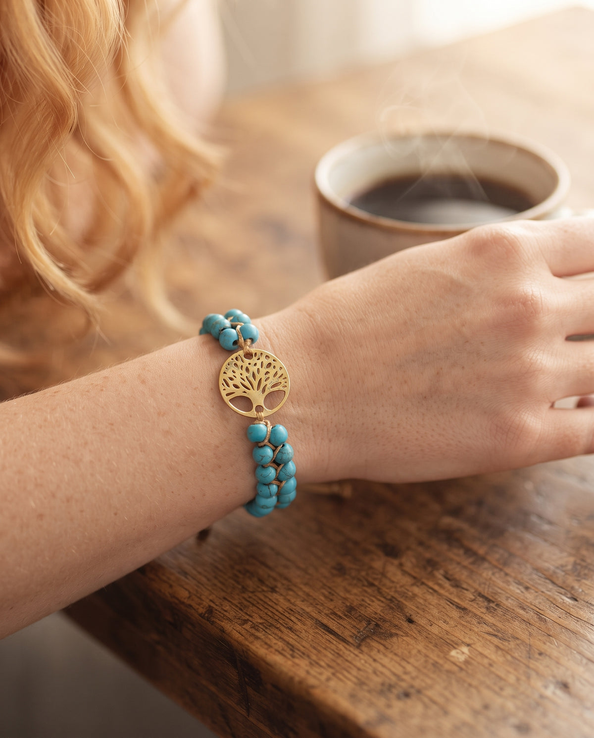 Bracelet Arbre de Vie Artisan avec Pierre Turquoise – photo lifestyle 2