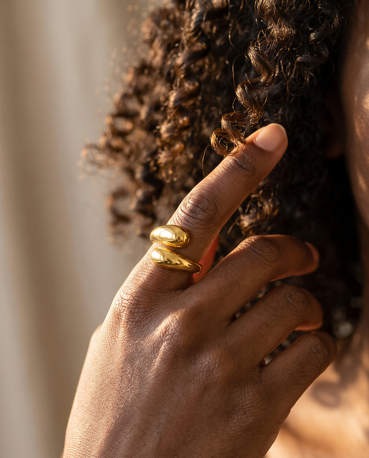 Bague en Or au Design Ajustable – photo lifestyle 3