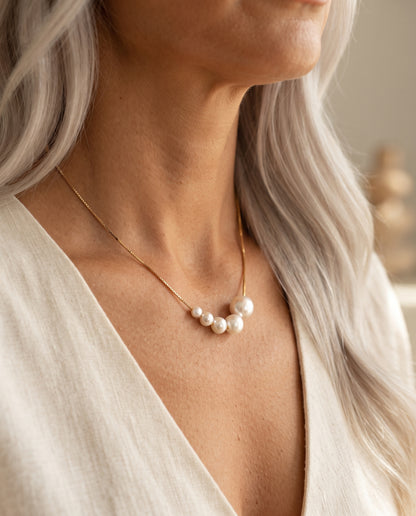 Collier Raffiné avec Perles de Culture Dorées – photo lifestyle 1