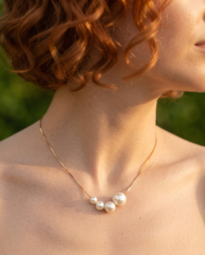 Collier Raffiné avec Perles de Culture Dorées – photo lifestyle 2