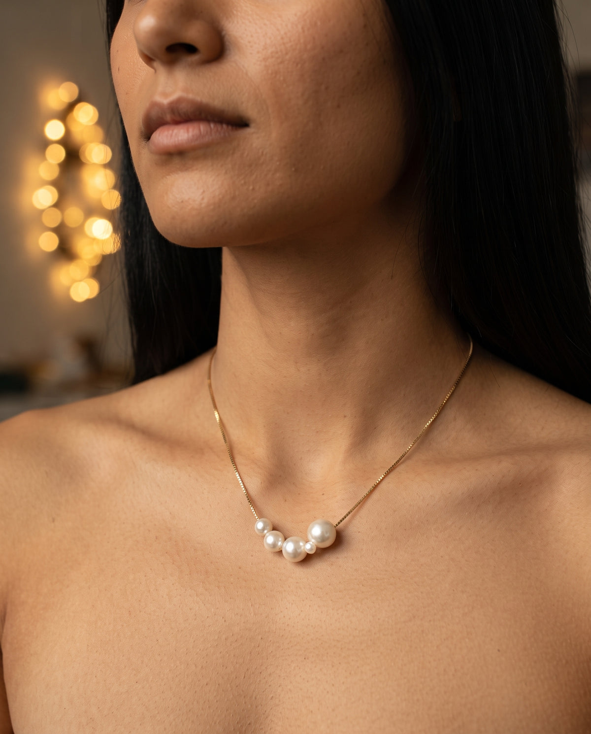 Collier Raffiné avec Perles de Culture Dorées – photo lifestyle 3