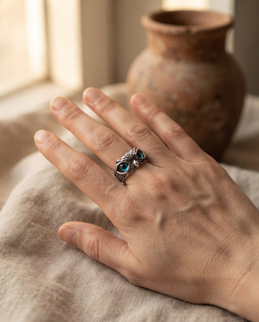 Bague Hibou Porte-Bonheur Réglable en Argent et Opale – photo lifestyle 1