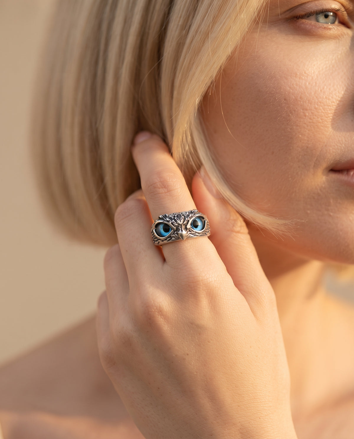 Bague Chouette Porte-Bonheur Ajustable en Argent et Opale – photo lifestyle 3