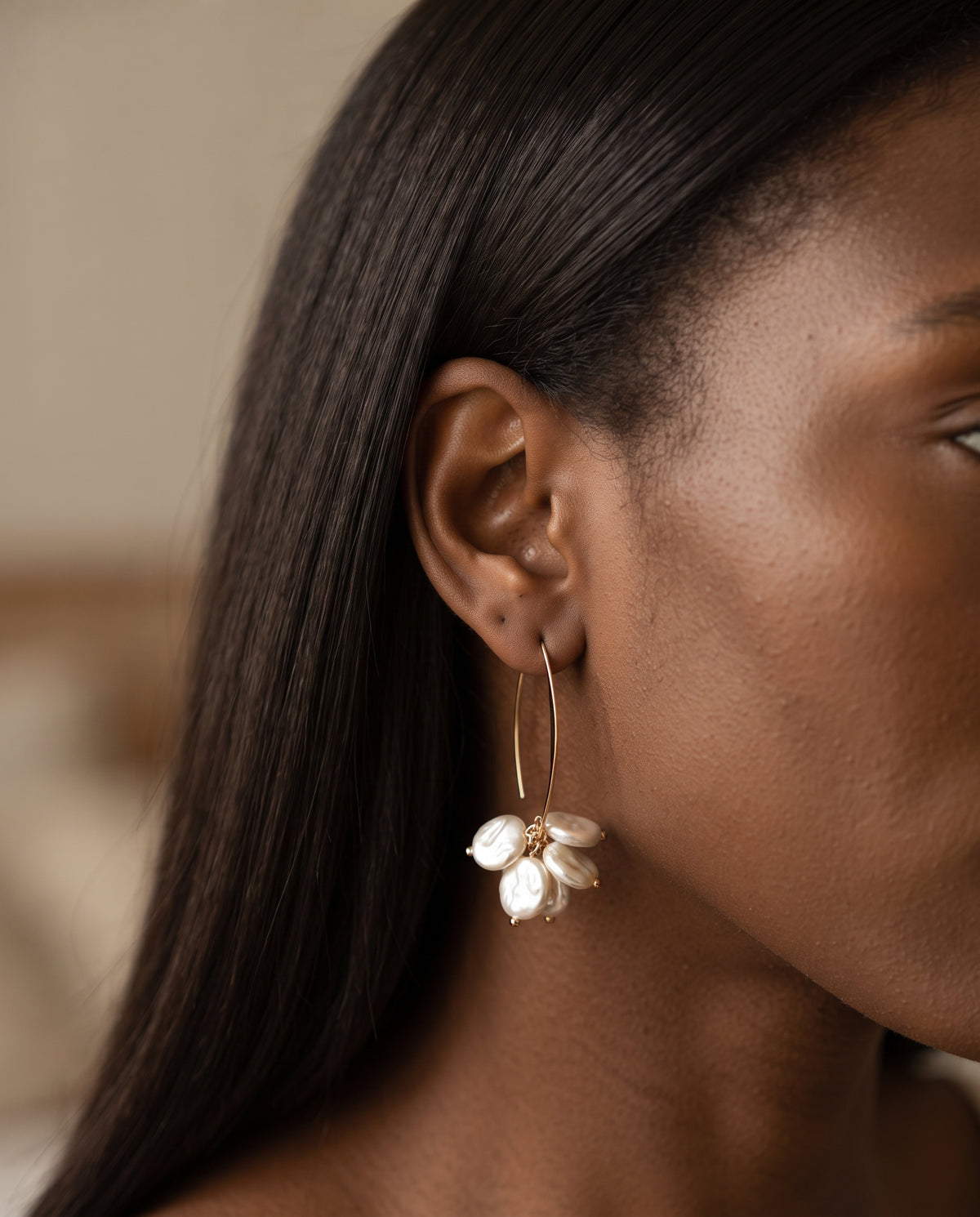 Boucles d’Oreilles Ornées de Perles et de Cristaux – photo lifestyle 1