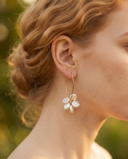 Boucles d’Oreilles Ornées de Perles et de Cristaux – photo lifestyle 2
