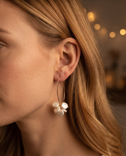 Boucles d’Oreilles Ornées de Perles et de Cristaux – photo lifestyle 3