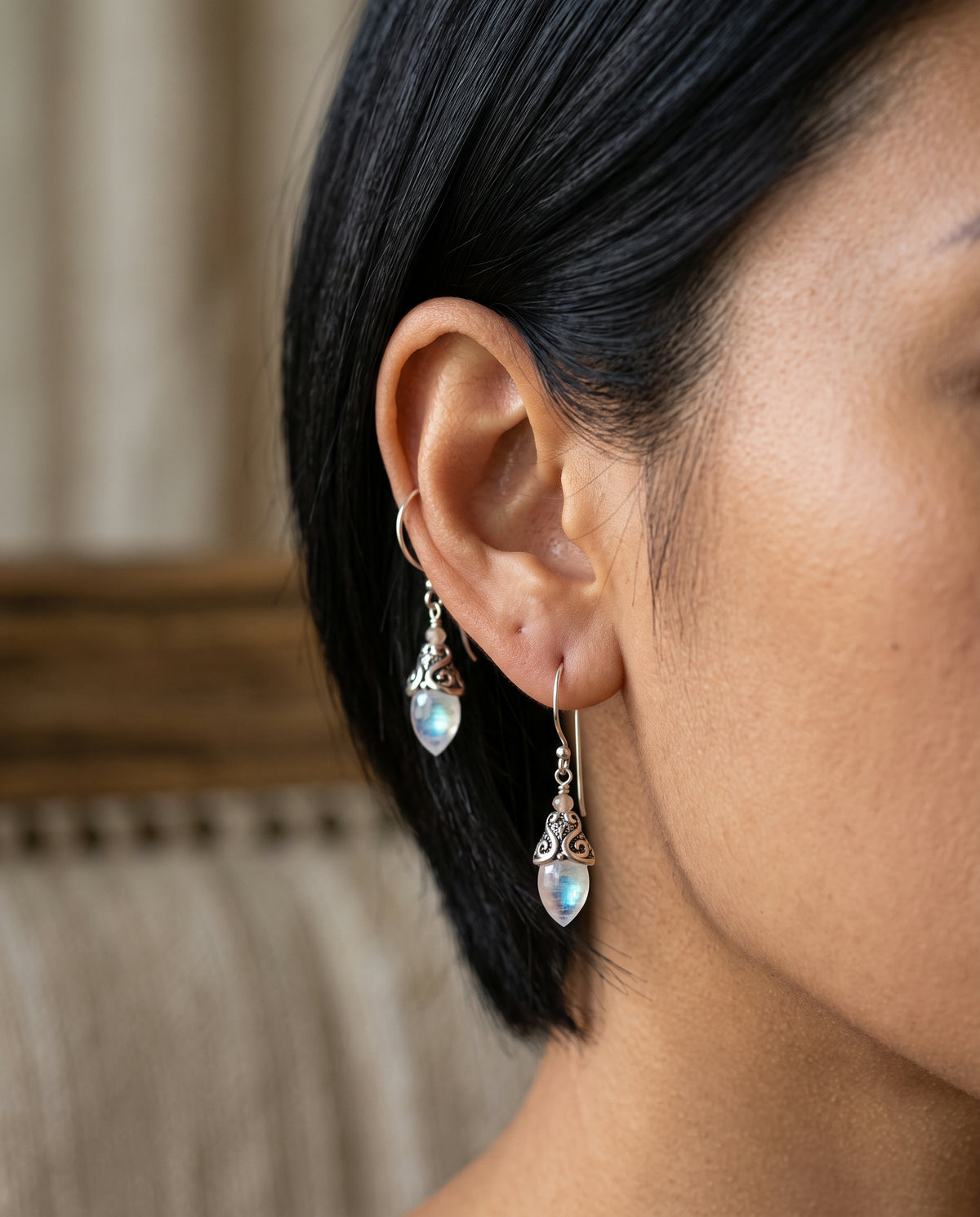 Boucles d’Oreilles Raffinées Vintage Argent et Cristal Lune – photo lifestyle 1