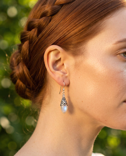 Boucles d’Oreilles Raffinées Vintage Argent et Cristal Lune – photo lifestyle 2