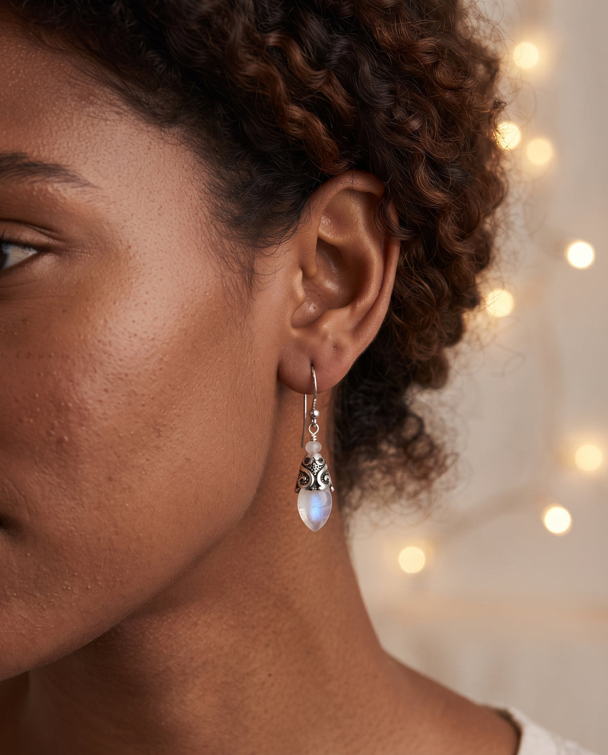 Boucles d’Oreilles Raffinées Vintage Argent et Cristal Lune – photo lifestyle 3