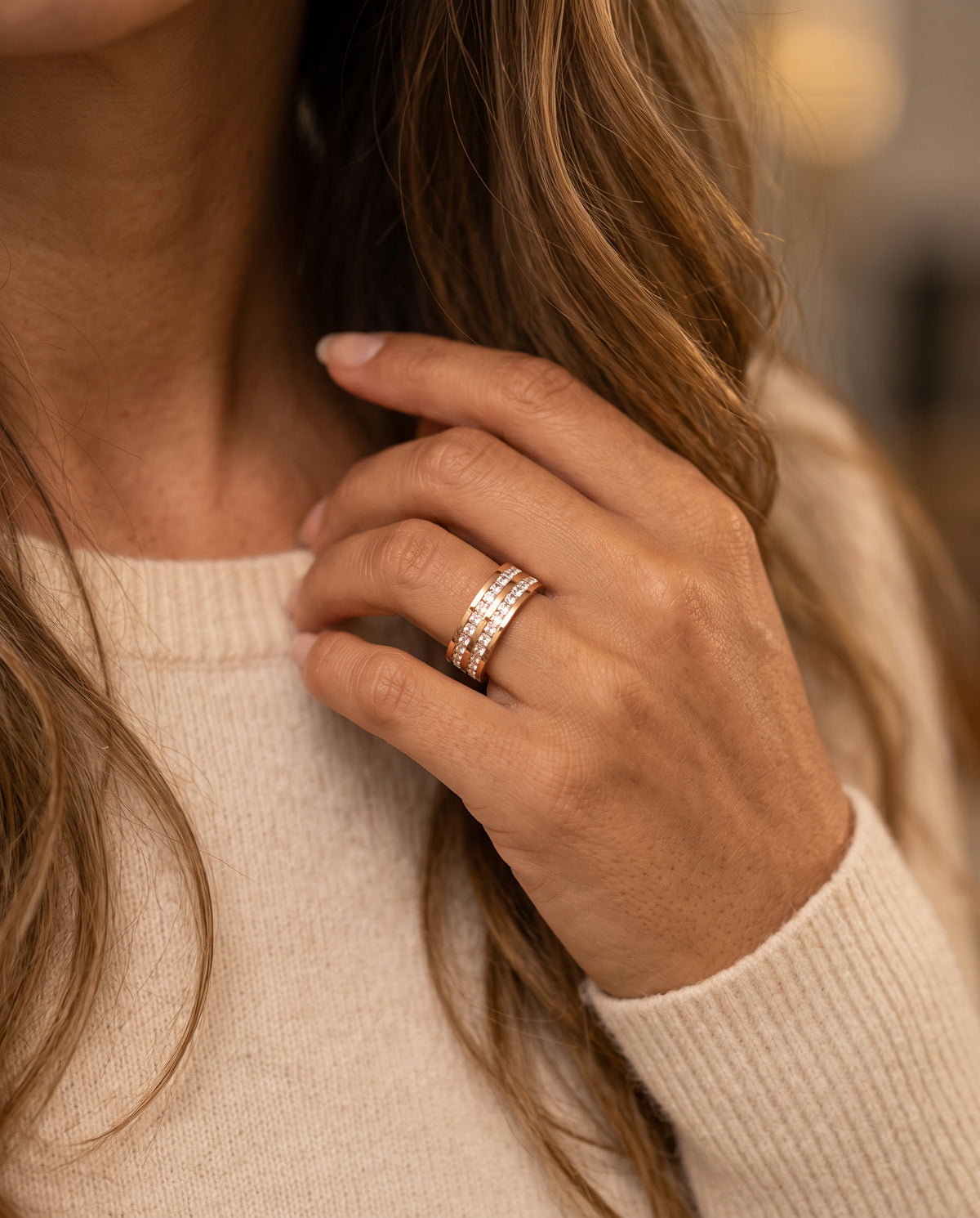 Élégante Bague Sertie de Doubles Zircons – photo lifestyle 2