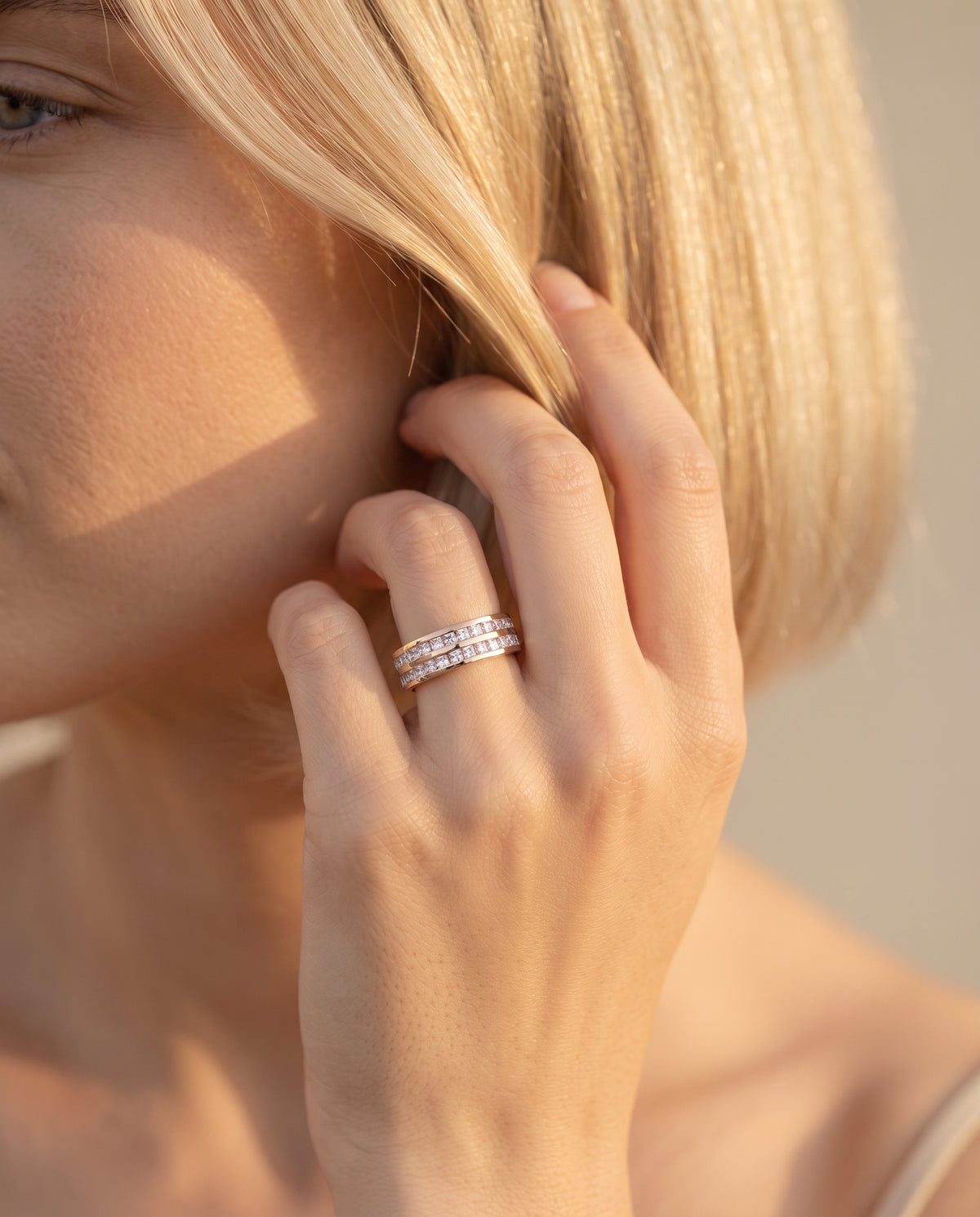 Élégante Bague Sertie de Doubles Zircons – photo lifestyle 3