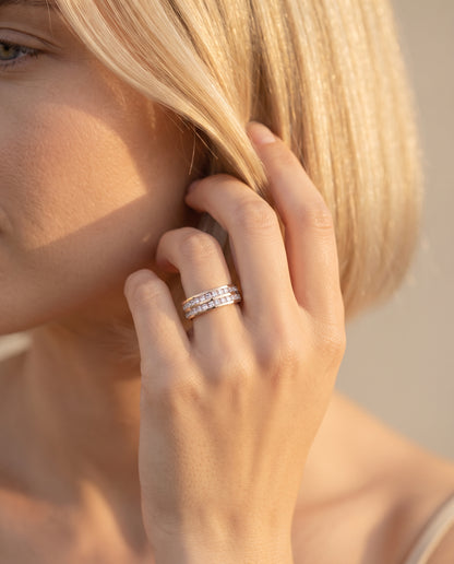 Élégante Bague Sertie de Doubles Zircons – photo lifestyle 3