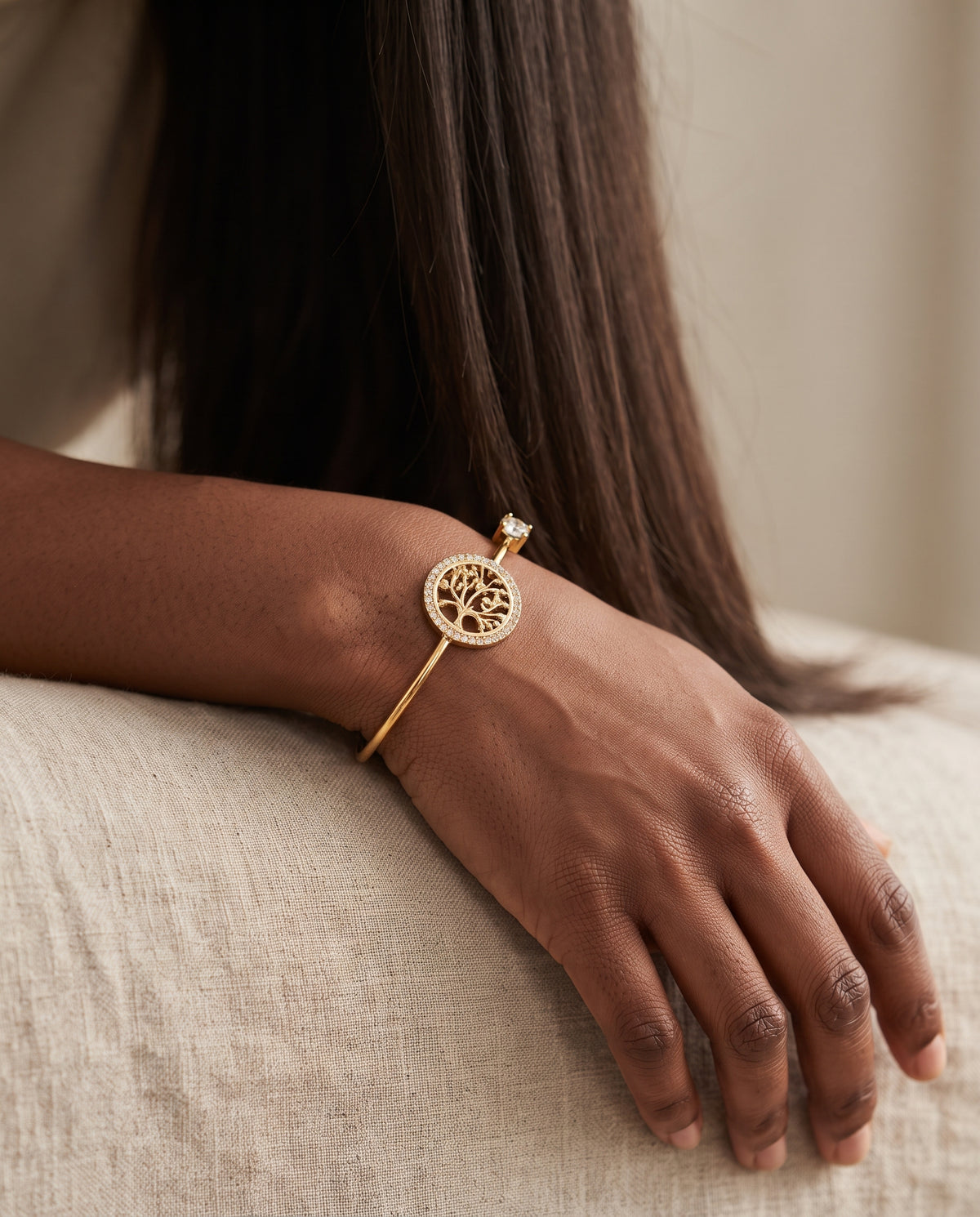 Bracelet Ajustable avec Pendentif Arbre de Vie – photo lifestyle 1