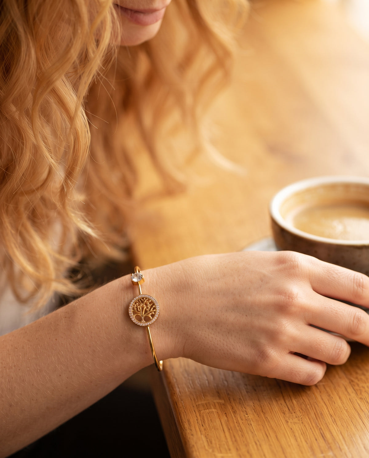 Bracelet Ajustable avec Pendentif Arbre de Vie – photo lifestyle 2