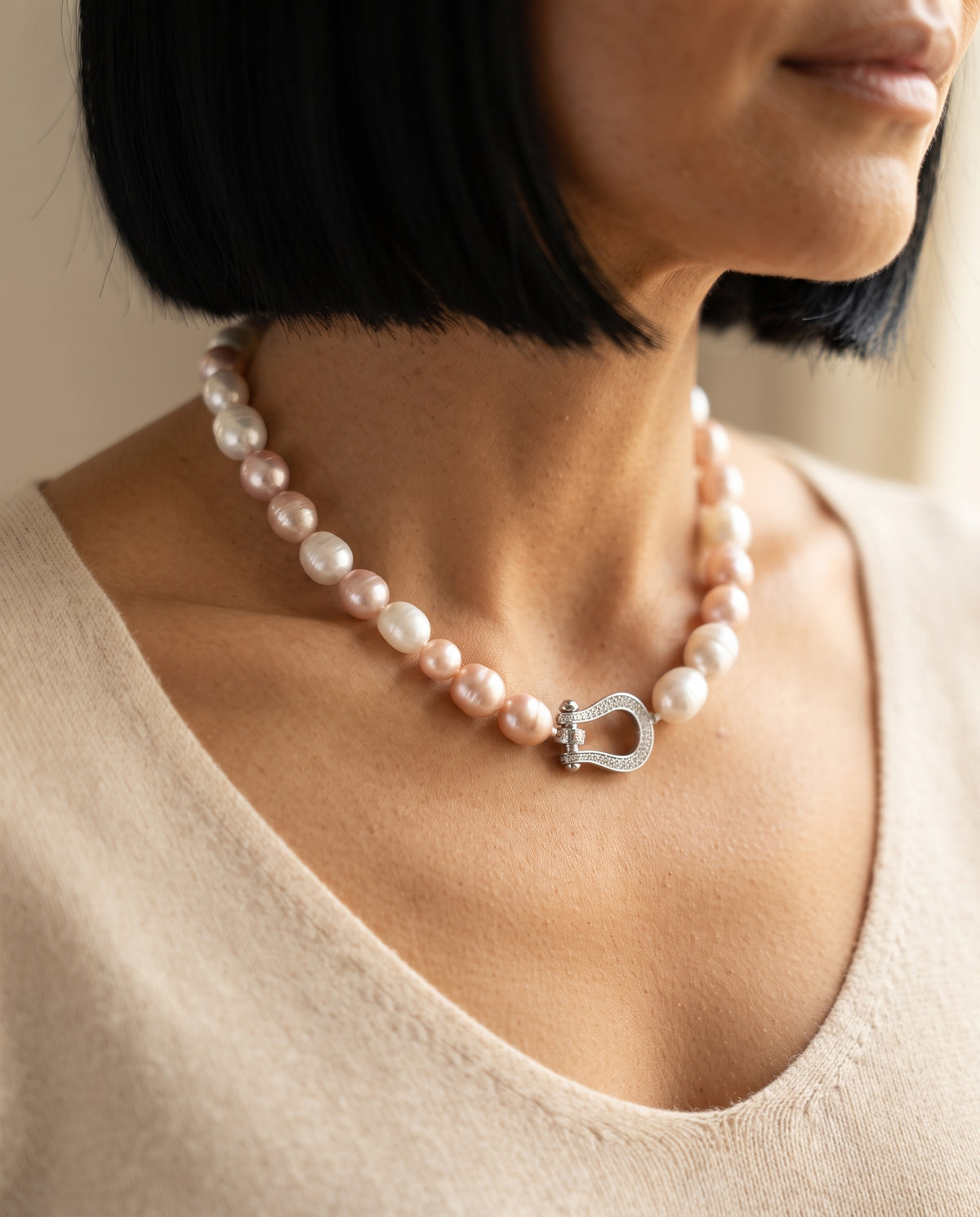 Collier en Perles Multicolores – photo lifestyle 1