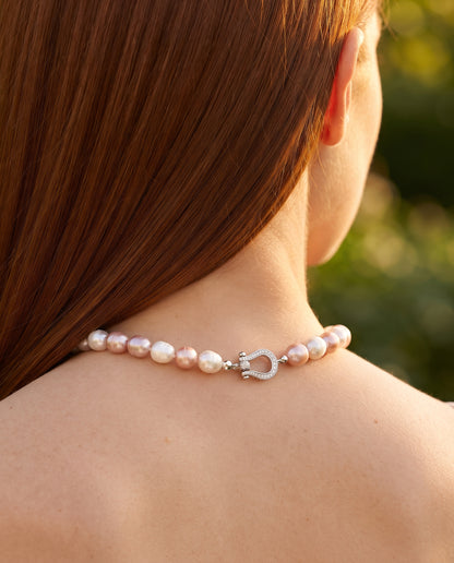 Collier en Perles Multicolores – photo lifestyle 2