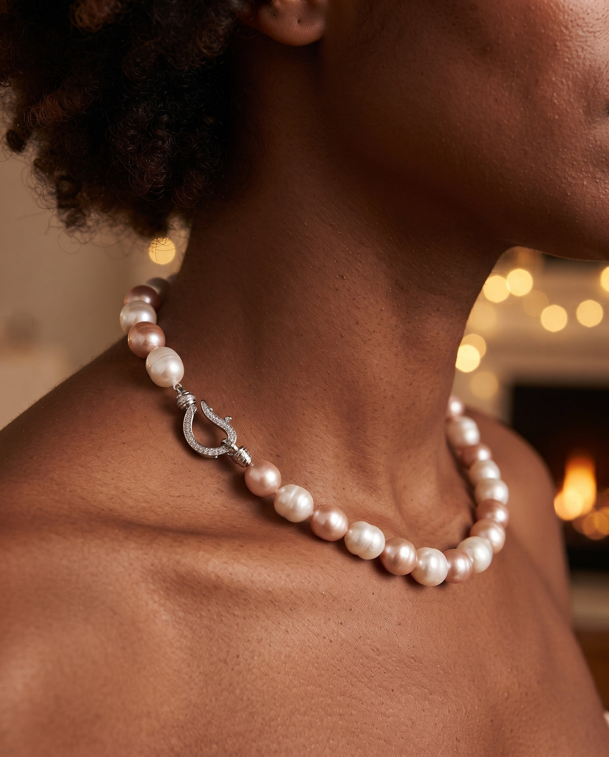 Collier en Perles Multicolores – photo lifestyle 3