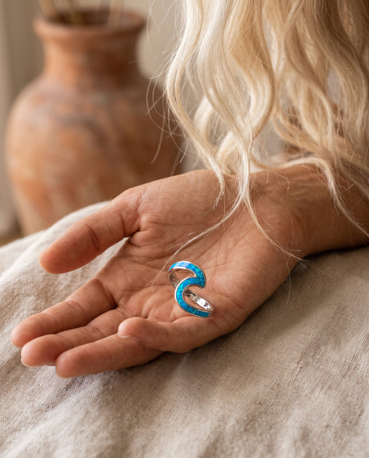 Bague Vague en Argent à l'Opale – photo lifestyle 1