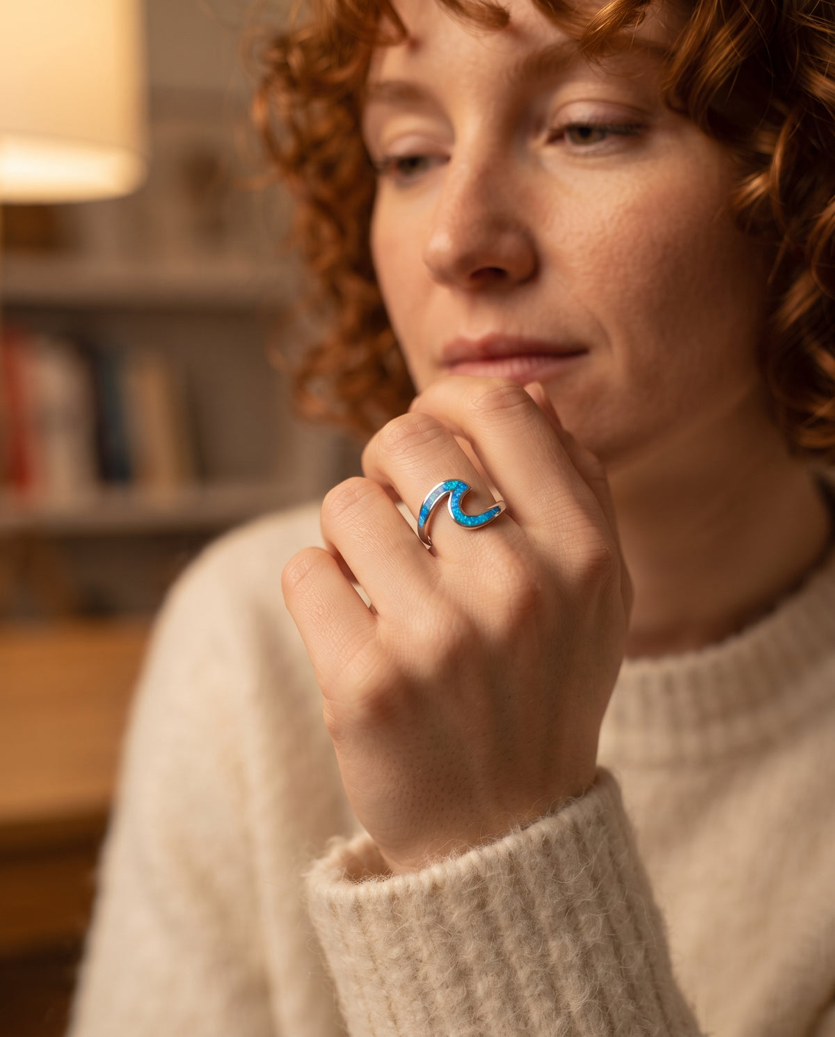 Bague Vague en Argent Sertie d’Opale – photo lifestyle 2
