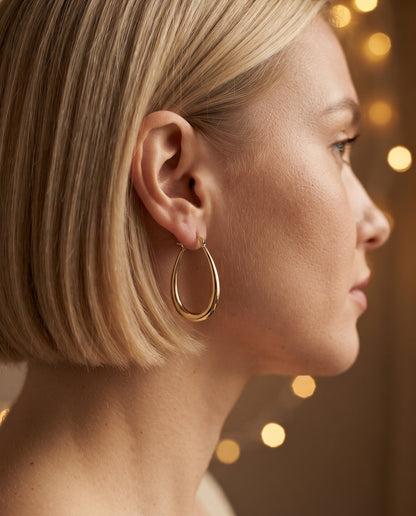 Boucles d’Oreilles Vintage Créoles Dorées – photo lifestyle 3